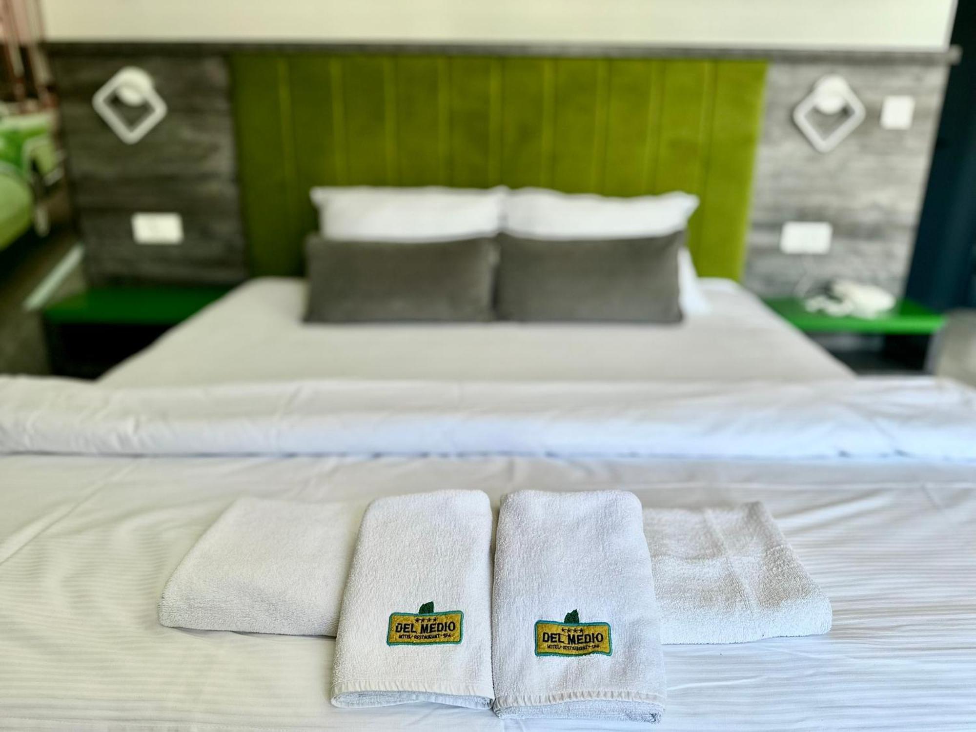 Hotel Del Medio Sutomore Bagian luar foto