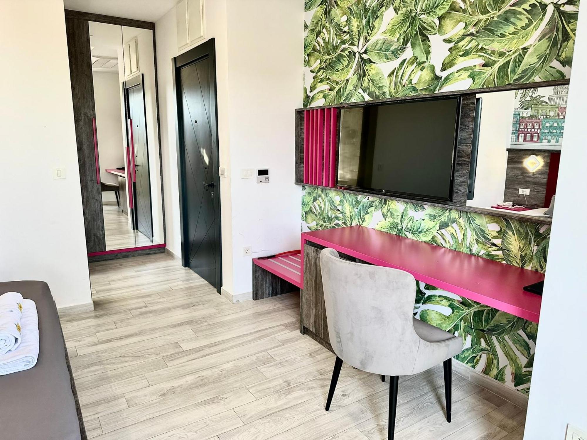 Hotel Del Medio Sutomore Bagian luar foto