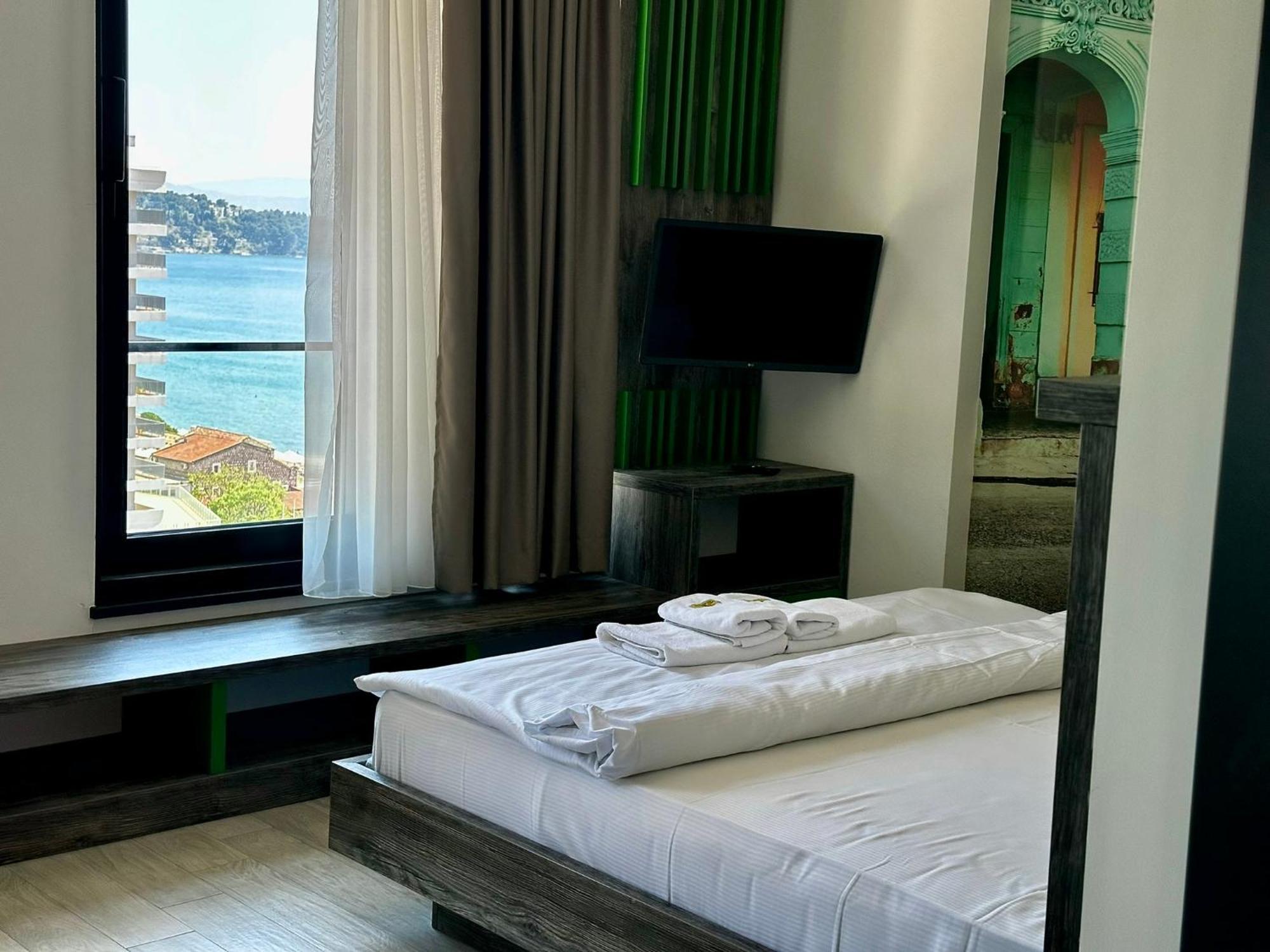 Hotel Del Medio Sutomore Bagian luar foto