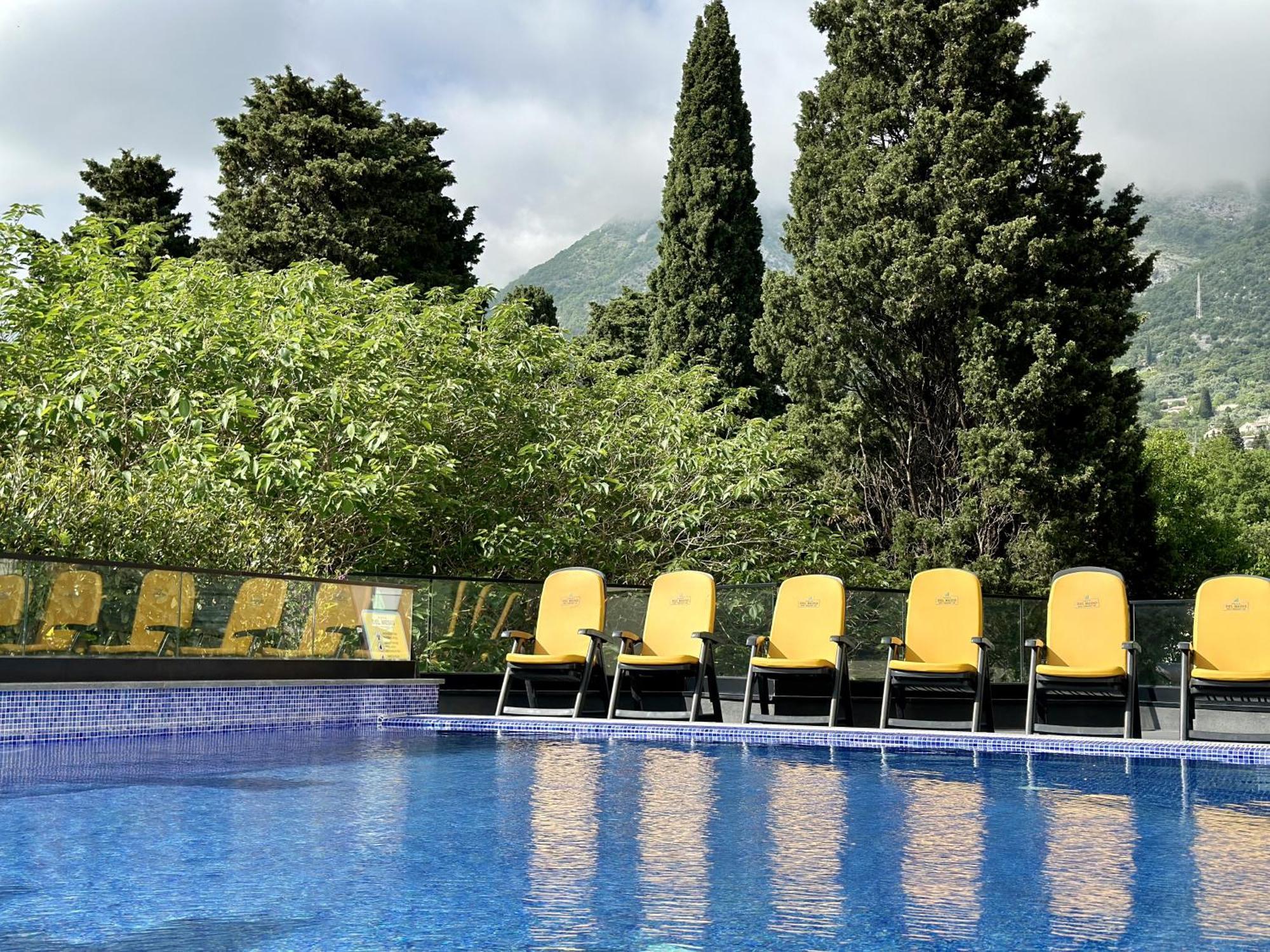 Hotel Del Medio Sutomore Bagian luar foto