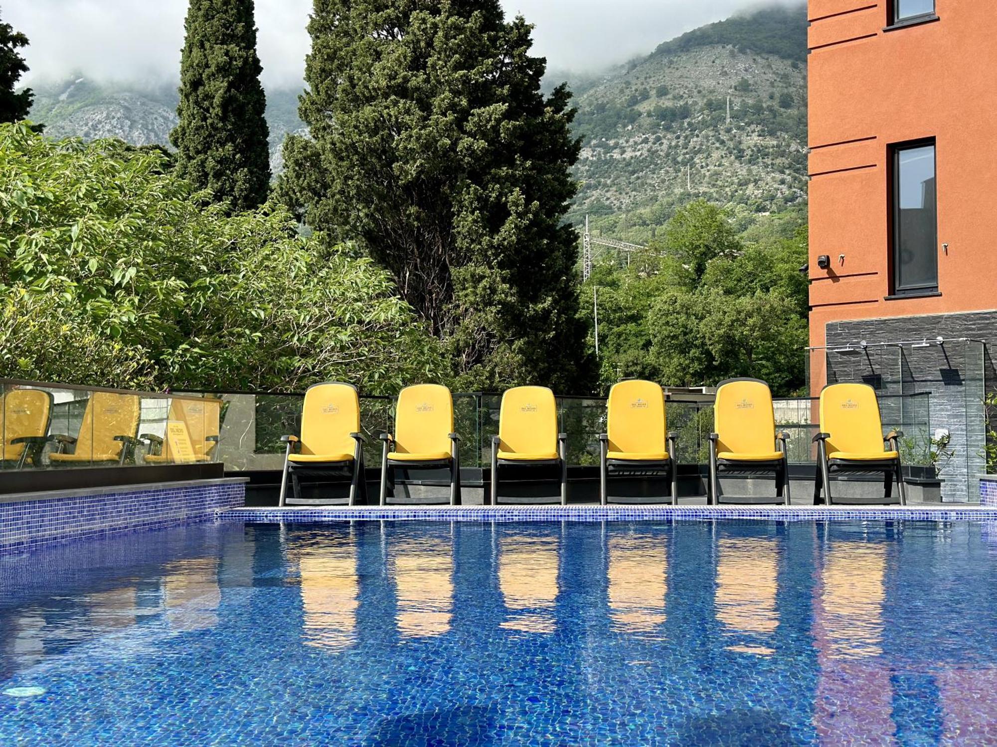 Hotel Del Medio Sutomore Bagian luar foto