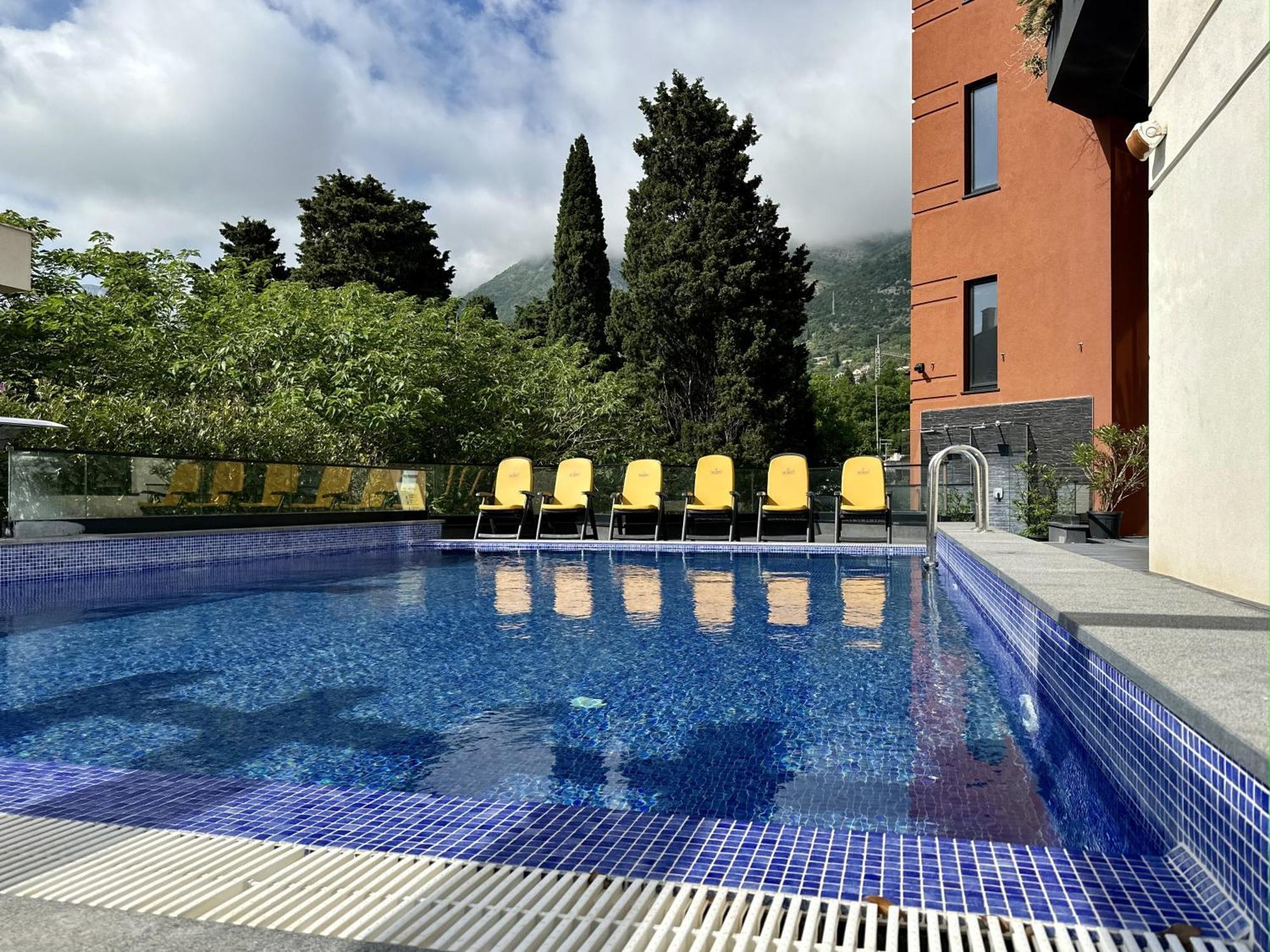 Hotel Del Medio Sutomore Bagian luar foto
