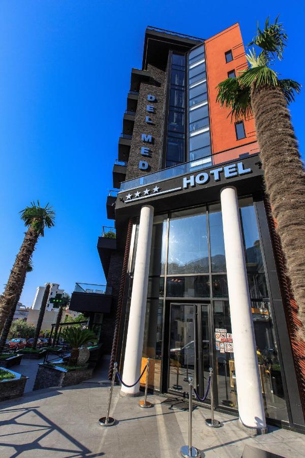 Hotel Del Medio Sutomore Bagian luar foto